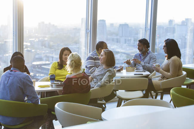 Uomini d'affari che pranzano e socializzano nella caffetteria — Foto stock