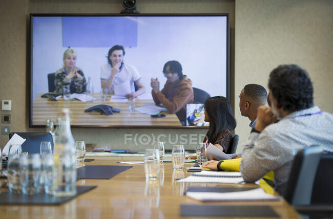 Videoconferencia para empresarios en la sala de conferencias - foto de stock
