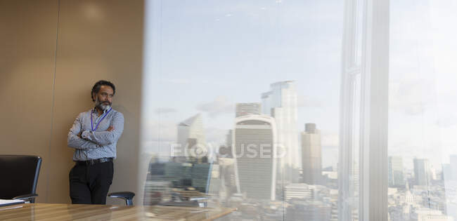 Pensativo hombre de negocios en la sala de conferencias urbana de gran altura - foto de stock