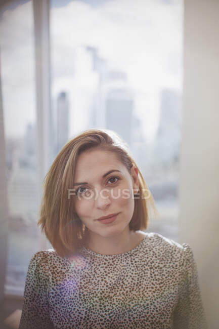 Retrato mujer de negocios confiada en el cargo - foto de stock