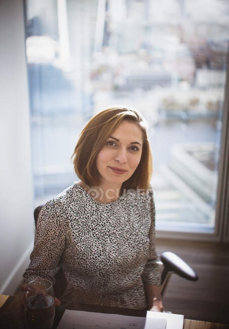 Retrato mujer de negocios confiada en el cargo - foto de stock