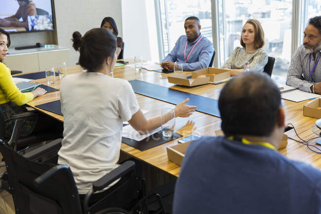 Uomini d'affari che parlano in sala conferenze — Foto stock