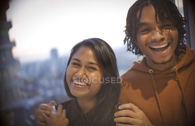 Retrato feliz jovem casal rindo da janela — Fotografia de Stock