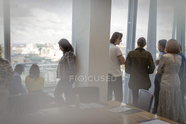 Negócios falando na sala de conferências — Fotografia de Stock