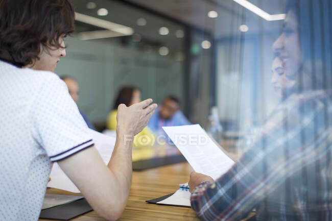 Ділові люди обговорюють документи в конференц-залі зустрічі — стокове фото