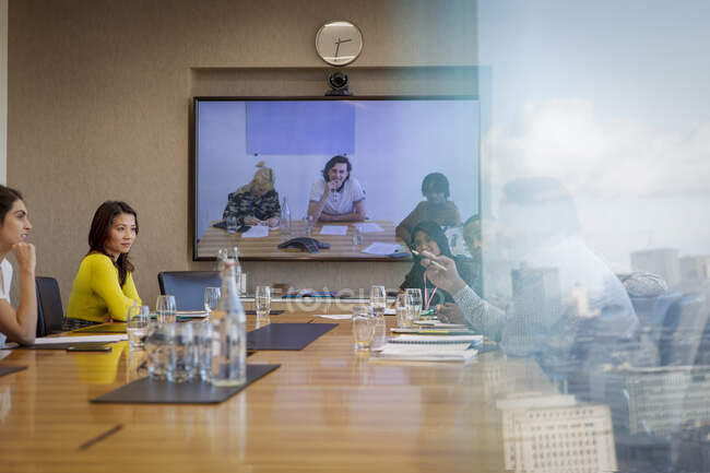 Videokonferenzen für Geschäftsleute im Konferenzraum — Stockfoto
