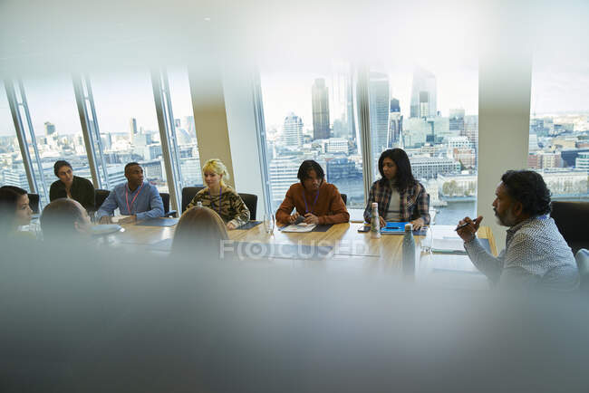 Des hommes d'affaires parlent dans une grande salle de conférence — Photo de stock