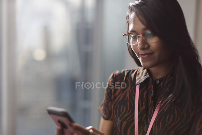 Femme d'affaires utilisant un téléphone intelligent — Photo de stock
