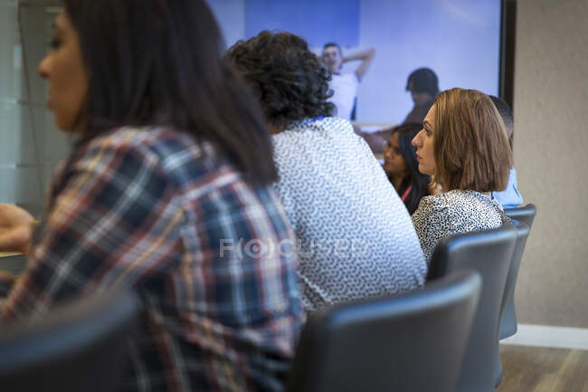 Ділова жінка слухає на відеоконференції зустрічі — стокове фото