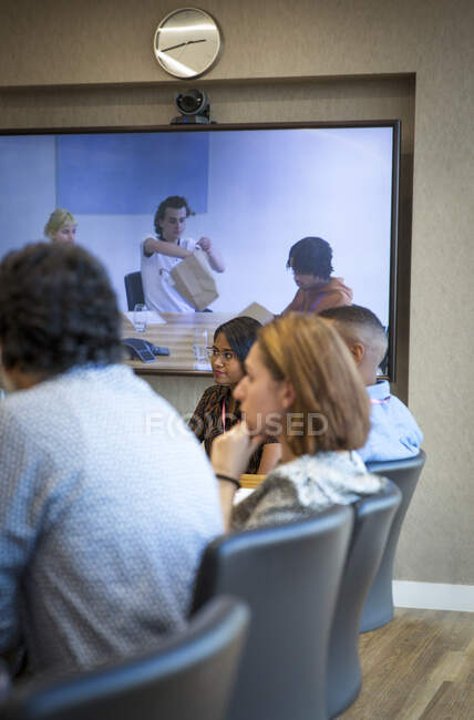 Ділові люди відеоконференції в конференц-залі зустрічі — стокове фото