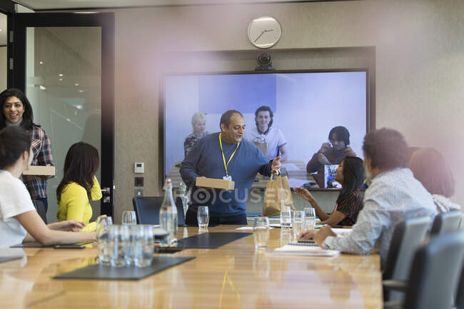 Geschäftsleute kommen mit Mittagessen im Konferenzraum an — Stockfoto