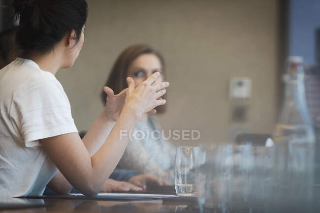 Geschäftsfrau erklärt in Konferenzraum-Sitzung — Stockfoto