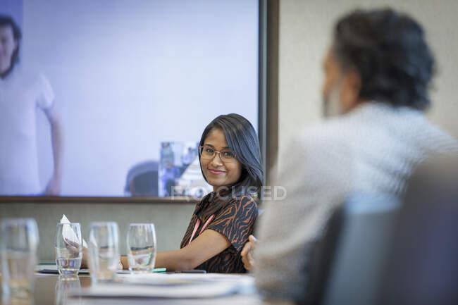 Ritratto donna d'affari sorridente in videoconferenza incontro — Foto stock