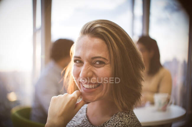 Retrato feliz sonriente mujer de negocios - foto de stock