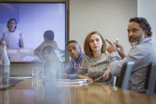 Деловые люди разговаривают в конференц-зале — стоковое фото