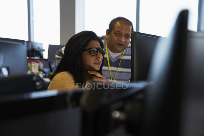 Gente de negocios trabajando en la computadora portátil en la oficina - foto de stock