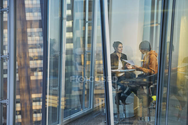 Geschäftsleute treffen sich am Bürofenster eines Hochhauses — Stockfoto