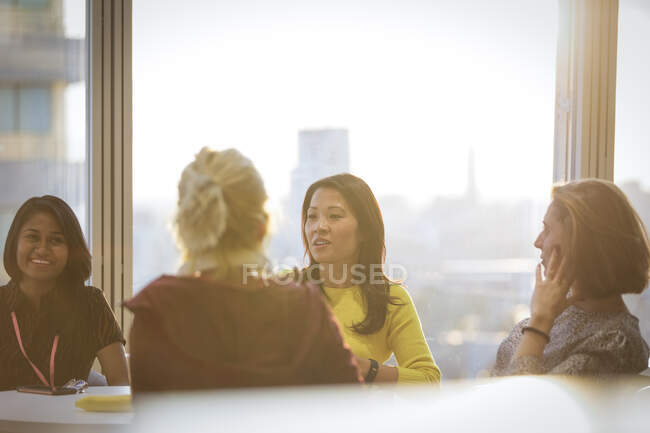 Mulheres de negócios conversando em reunião de sala de conferências — Fotografia de Stock