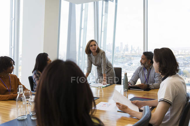 Mujer de negocios dirigiendo la reunión de la sala de conferencias - foto de stock