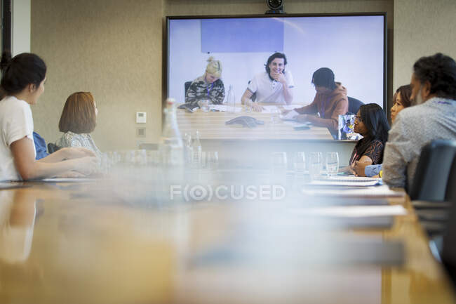 Les gens d'affaires par vidéoconférence dans la salle de conférence — Photo de stock