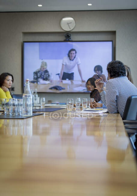 Les gens d'affaires par vidéoconférence dans la salle de conférence — Photo de stock