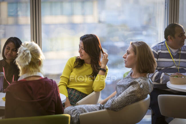 Gente de negocios hablando en la cafetería de oficina - foto de stock