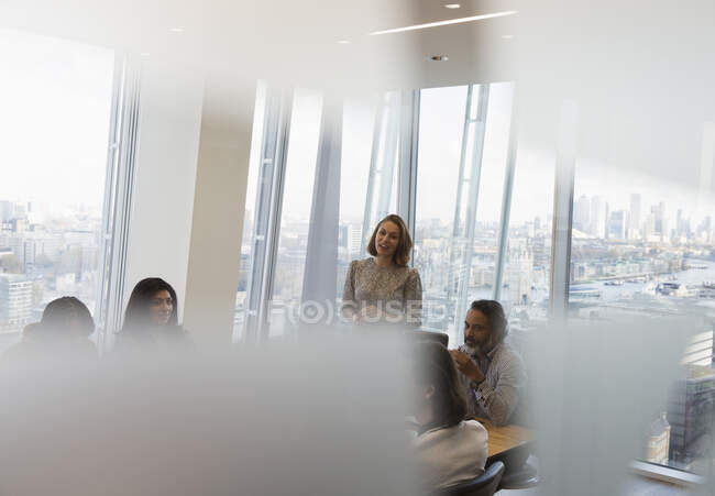 Деловая женщина, ведущая заседание конференц-зал в высотном офисе — стоковое фото
