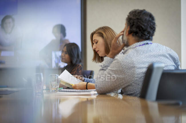 Ділові люди обговорюють документи в конференц-залі зустрічі — стокове фото