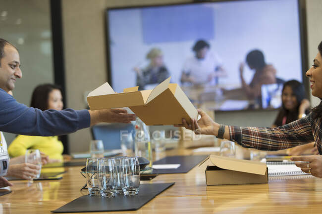 Pessoas de negócios compartilhando almoço em reunião de sala de conferências — Fotografia de Stock