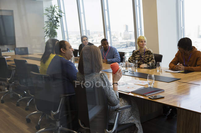 Ділові люди розмовляють у конференц-залі зустріч — стокове фото