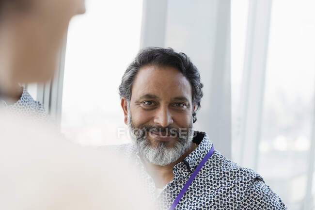 Портрет усміхнений бізнесмен в офісі — стокове фото