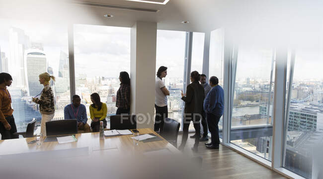 Business people talking in highrise conference room meeting, Londra — Foto stock