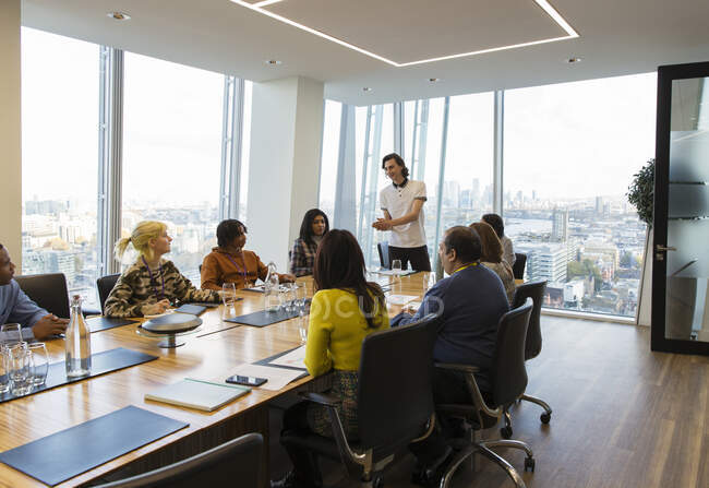 Homme d'affaires dirigeant une réunion de salle de conférence — Photo de stock