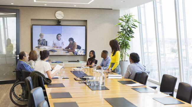 Videokonferenzen für Geschäftsleute im Konferenzraum — Stockfoto
