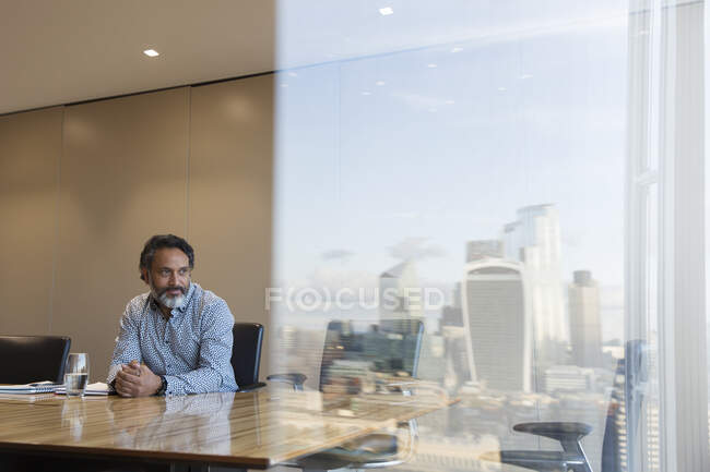 Homme d'affaires réfléchi dans la salle de conférence Highrise, Londres, Royaume-Uni — Photo de stock