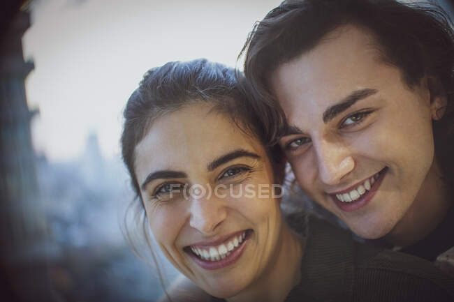 Закрыть портрет счастливая молодая пара улыбается — стоковое фото