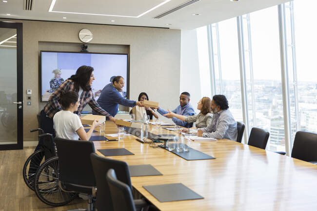 Empresários que trazem almoço para colegas de trabalho em reunião de sala de conferências — Fotografia de Stock