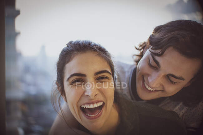 Primer plano retrato riendo joven pareja - foto de stock