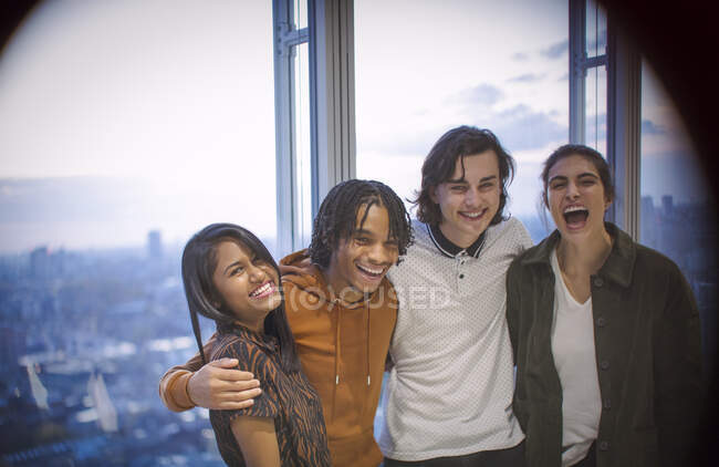 Retrato rindo jovens empresários na janela do escritório — Fotografia de Stock