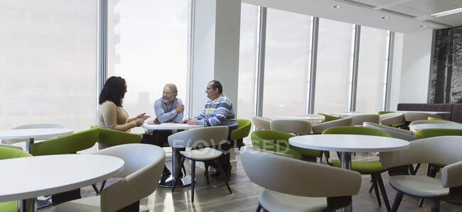 Reunión de empresarios en la cafetería de oficinas - foto de stock