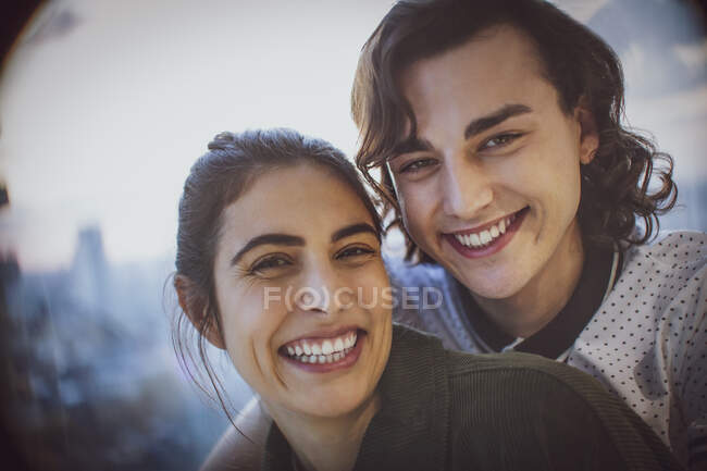 Gros plan portrait heureux jeune couple — Photo de stock