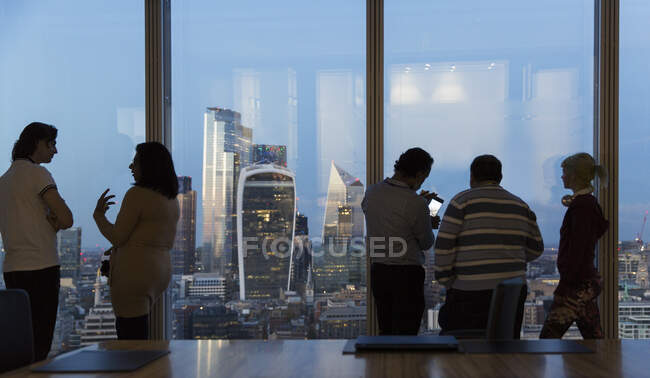 Business people talking at highrise office window, Londra, Regno Unito — Foto stock