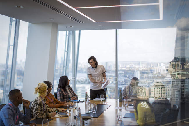Homme d'affaires dirigeant une réunion de salle de conférence dans un bureau de grande hauteur — Photo de stock