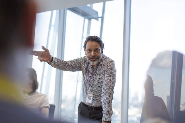 Hombre de negocios dirigiendo reunión de la sala de conferencias - foto de stock
