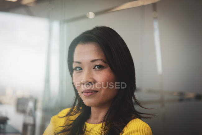 Retrato mujer de negocios confiada en el cargo - foto de stock
