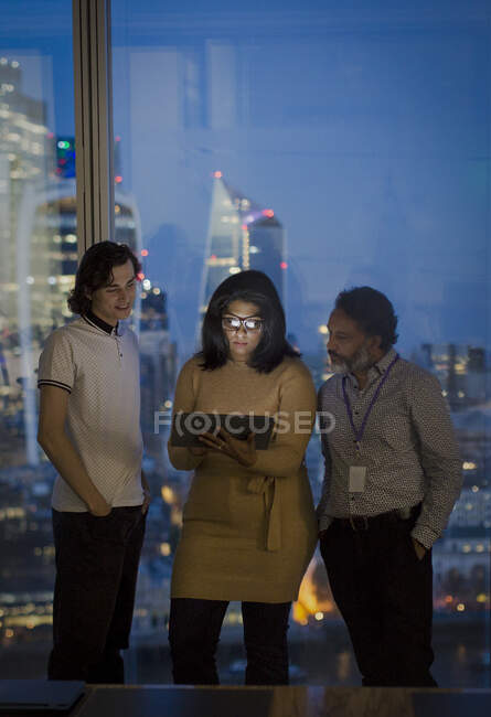 Деловые люди, поздно работающие в высотном офисе, Лондон, Великобритания — стоковое фото