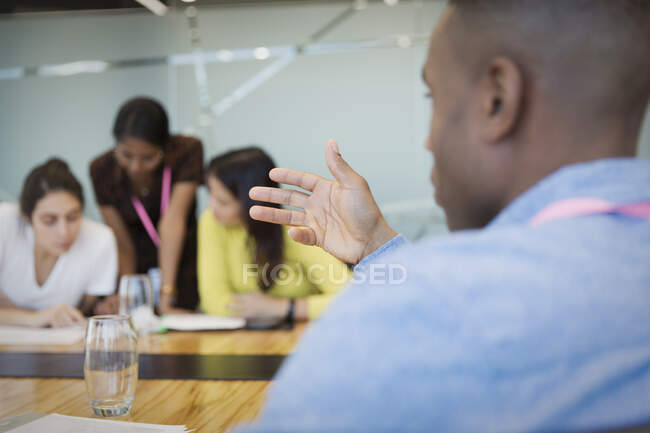 Negócios conversando na reunião da sala de conferências — Fotografia de Stock