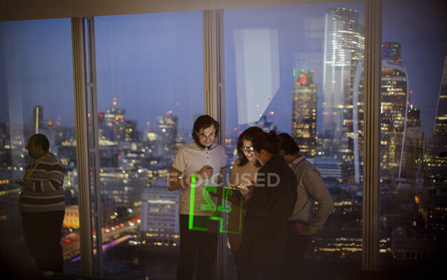 Geschäftsleute, die spät am Stadtfenster arbeiten, London, UK — Stockfoto