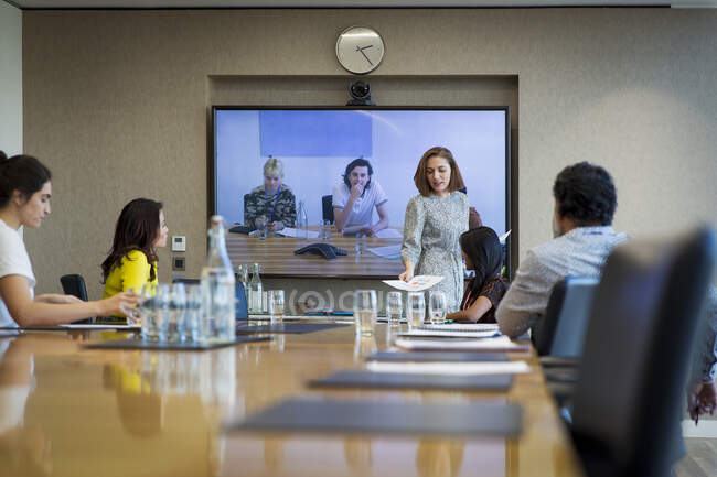 Видеоконференции для деловых людей в конференц-зале — стоковое фото