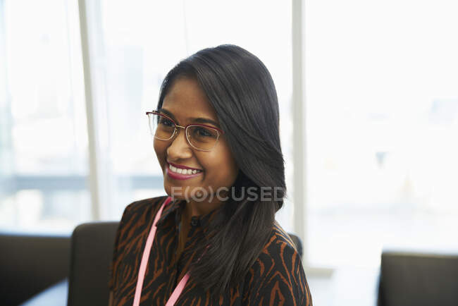 Mujer de negocios sonriente en el cargo - foto de stock